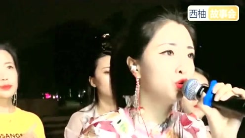 街头女歌手唱首霸气情歌《送亲》,嗓音独特,就是这个味道!