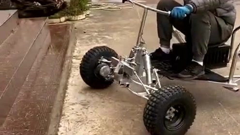 自制的越野摩托车,挑战上台阶还真成功了,小身板大力量!
