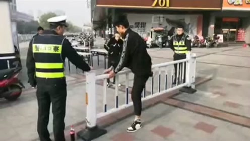 小伙让你乱翻栏杆过马路,被交警逮到了吧,今天就让你翻个够!