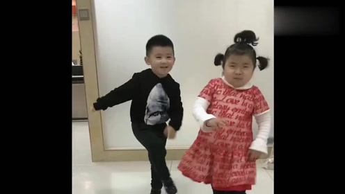 东北萌娃李欣蕊携手哥哥一起尬舞,越看越魔性,忍不住看了好几遍