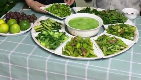媳妇今天做了一大桌子菜,不止菜的颜色是绿的,桌布居然也是绿色的!