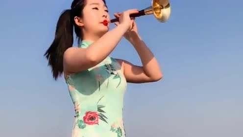 女歌手练习唢呐,激情吹奏《风中有朵雨做的云》,让人陶醉极了!
