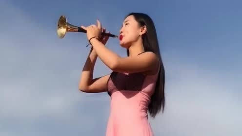 女歌手激情吹奏唢呐,新学一首《永远伴随你一声,吹得太好听了