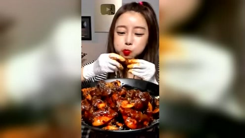 韩国吃播大胃王:多萝西啃猪蹄,真实的油腻腻的声音!