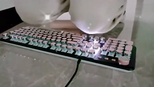 我想请问,跪键盘不许键盘亮是谁的发明?我想替已婚男人拜访一下他