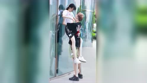 会举高高的男朋友,据说是大部分女生都无法抗拒的类型,对吗