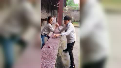 袖珍小夫妻掰手腕,下一秒二蛋的反应搞笑了