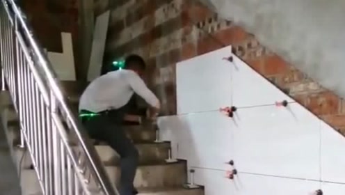 本来楼梯墙砖我建议东家贴那样的好看,他非得要贴这样的,这下好了吧!