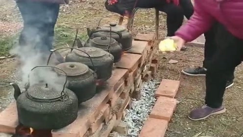 看看农民的智慧,没有锅没有炉子,垒上几块砖就能烧水!