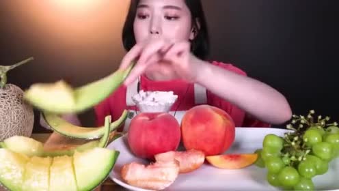 韩国吃播:美女姐姐吃水果!吃的津津有味!馋死我了!