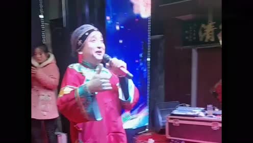 民间艺人候行周,演绎曲剧《李豁子发家》,"王婆"装扮太滑稽了