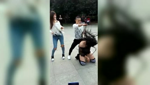 尬舞现场看到女神和小伙的甩头舞,动作太快实在太般配