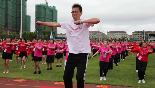 520当天4000多人共跳糖豆广场舞主题曲《兄弟姐妹一家亲》