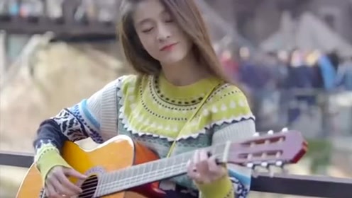 张雪迎街头弹吉他 小姐姐实在是太美啦