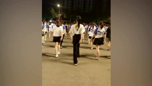 气质辣妈领跳优雅的广场舞 那舞步动作很有知性的美