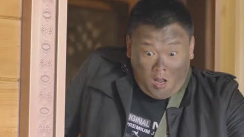 疯狂熊孩子：开门有惊喜，掉下来的东西他都看傻眼了！