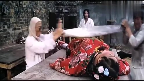 村民每个月都要吃人肉,到时间就杀一个人来分肉吃,剧情高能