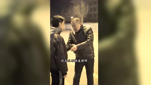 女孩半夜捡钱包被搜身，路过大哥看到后，路见不平！