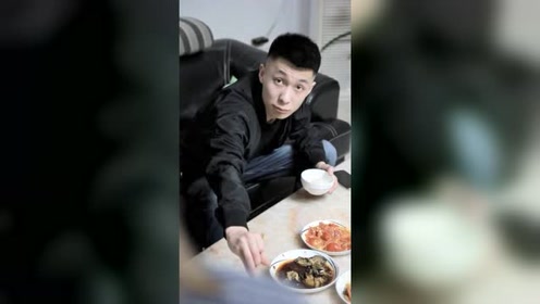 女朋友被前男友打耳光，小伙怒了！