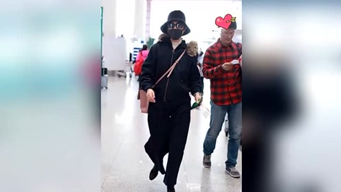 曾被称是赵薇接班人两次嫁入豪门闪婚闪离如今坐轮椅带孩子