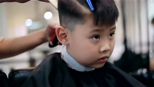 小男孩剪了个帅气的发型,轻松变身小型男