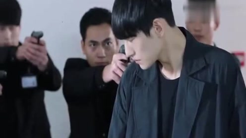 感应到净植有危险，薛妖怪直接踹开审讯室的门，霸气侧漏！