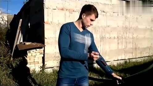 外国帅哥测试弓箭威力，这姿势很帅吗，圈粉了呢