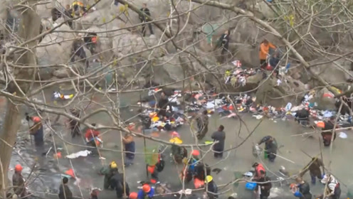 感觉错过一个亿！游客踩桥祈福大把撒钱 村民桥下用渔网捞钱