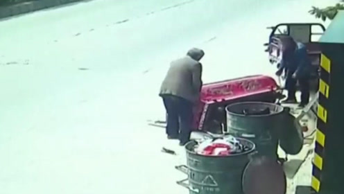 惊呆！丧事冰棺放村口被陌生男子当街砸开：以为是废品