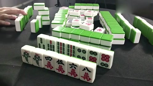 麻将桌上上下家的搞笑牌技逗得少女笑个不停,这是打麻将还是茶话