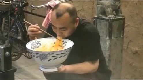 陕西男子吃饭:在家端着大碗面,蹲着大口的吃,这是什么特色?