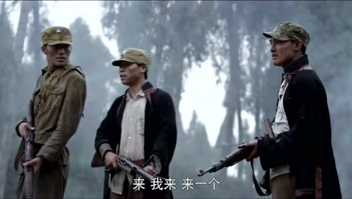 白匪对待红军俘虏,居然让他们充当靶子练习投弹,太不是人了
