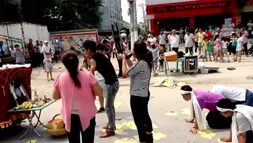 农村白事唢呐转灵,唢呐手花式表演,真是好看!