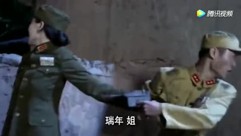 鬼子偷袭,帅哥精准狙击,一枪一个鬼子,枪枪命中鬼子