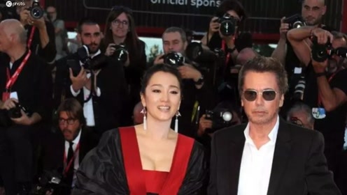 巩俐71岁外国丈夫近照曝光,意气风发不显老,牵紧老婆难分难舍