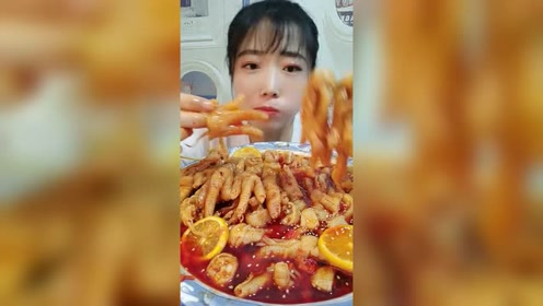 美女吃变态辣无骨鸡爪,一口下去咯吱咯吱的,听着真馋人!