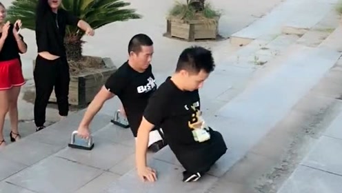 无腿小波vs无腿男子,两人赛跑,小波更胜一筹