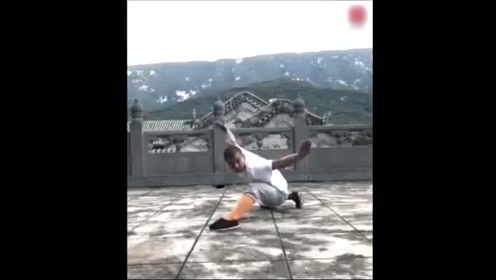 大师演示一招"十字防身锁"当被人背后抱住时,可用此招