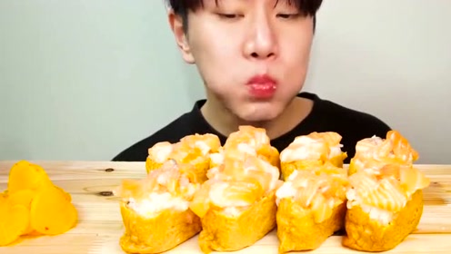 韩国吃货小哥,吃十分肥美的三文鱼寿司!