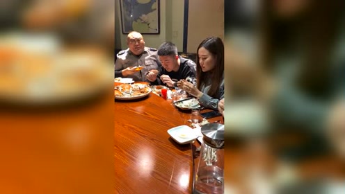 三人吃饭,第四个人的谦让,给他带来了前所未有的空钱包