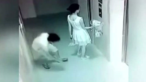 监控下显示女子电梯内被男子掀裙子,摸下身,却无力!