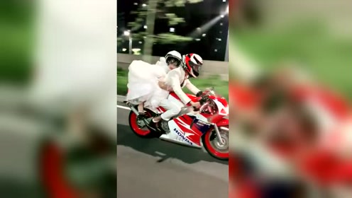偶遇一对情侣,穿着婚纱骑摩托车,这究竟有多爱机车!