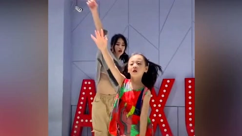 不愧是有钱人家培养的女儿,焱娃娃跳舞也这么棒,一般人比不了