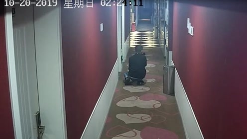 男子酒店偷窥上瘾!走廊监控拍下诡异画面