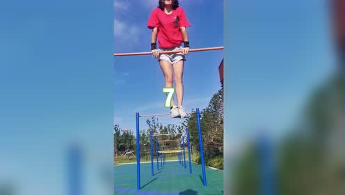 中国街头健身第一美女单杠怒秀10个双力臂!