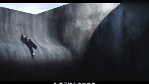 女孩一觉醒来,发现自己被扔在了悬崖边上,动一下就要掉进万丈深渊