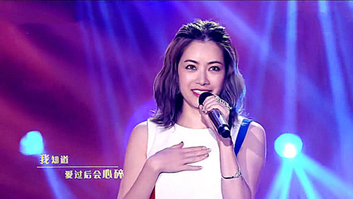 徐怀钰《纷飞》现场版,一开口仿佛瞬间回到十几年前,太经典了!