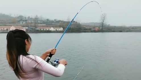 农村美女厉害了,水库钓鱼都连杆了,羡慕啊!