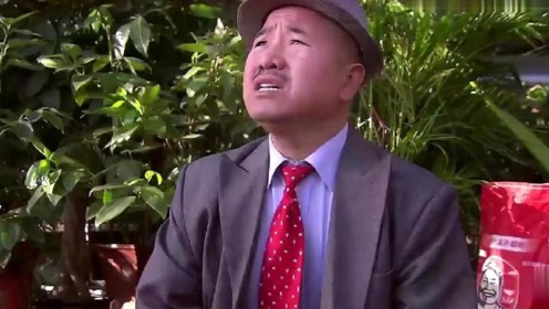 赵四装晕倒吓唬刘能,刘能边哭边说照顾他家人,赵四听完瞬间装不下去了