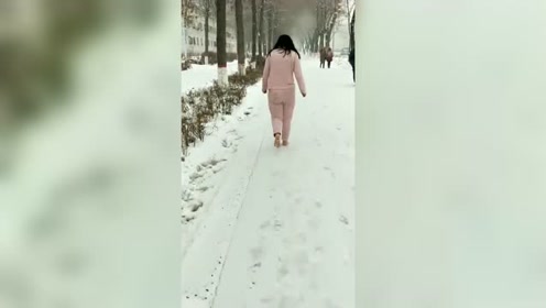 女孩赤脚走在雪地里,忍着刺骨寒风却无一人跟着,这是受了多大的委屈呀